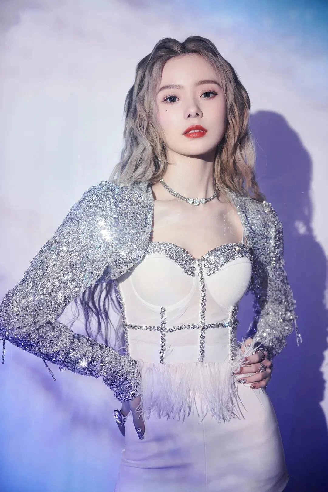 

Женский танцевальный костюм Kpop, белая майка на бретельках, праздничная одежда, Сексуальные облегающие шорты для ночного клуба, костюм для сцены
