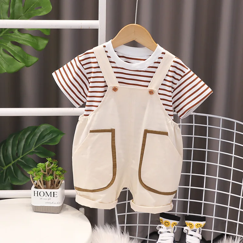 

Корейский стиль 2024, одежда для маленьких мальчиков от 18 до 24 месяцев, полосатая футболка с коротким рукавом + комбинезон, спортивный костюм для детей, комплект одежды для мальчиков