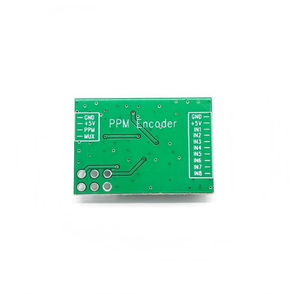 Détail des soudures et composants sur le PCB du convertisseur PWM vers PPM 8 canaux pour simulateur RC.