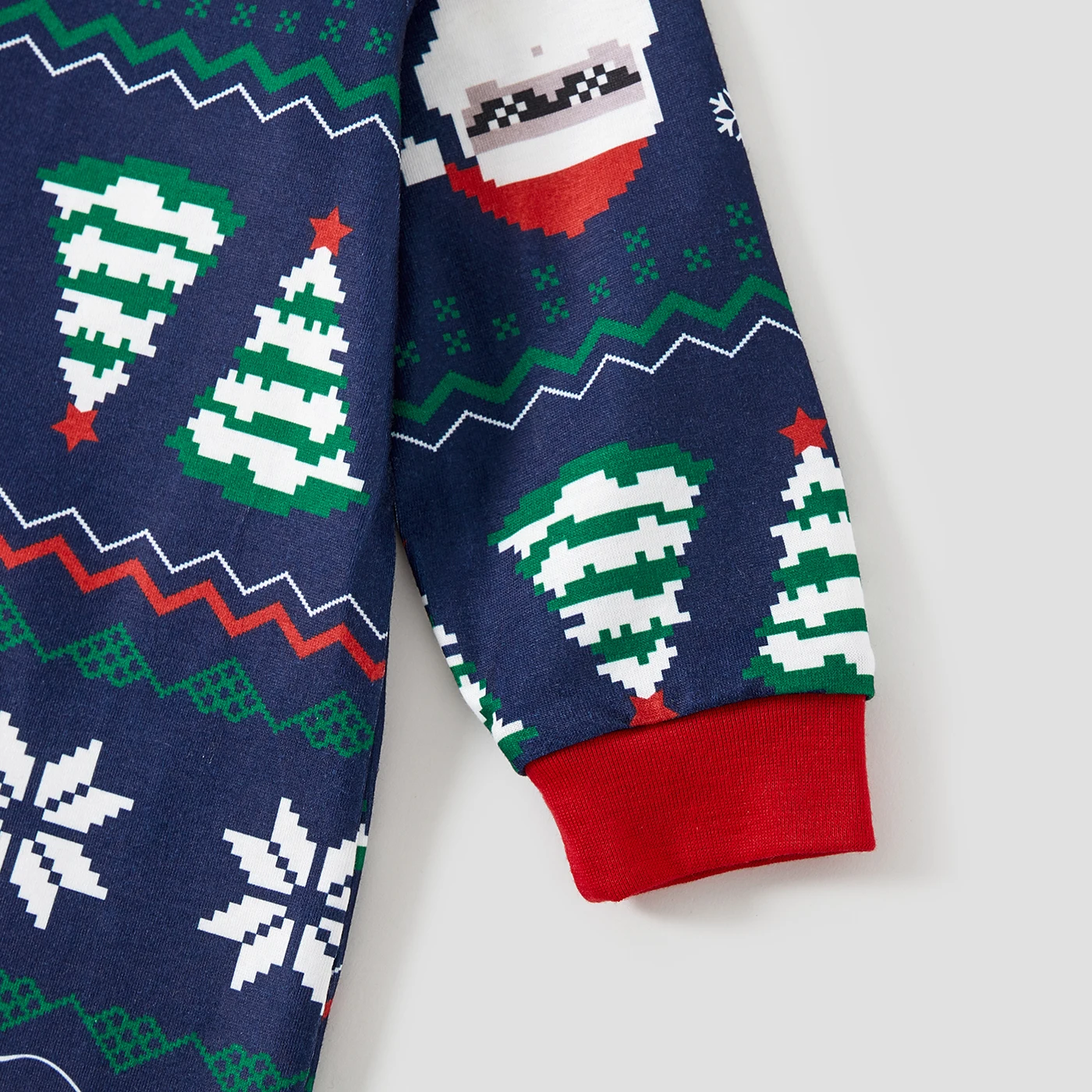 thumbnail image 5 of Conjuntos de pijamas familiares a juego con estampado de Papá Noel y copos de nieve navideños (resistentes al fuego), 5 of 5