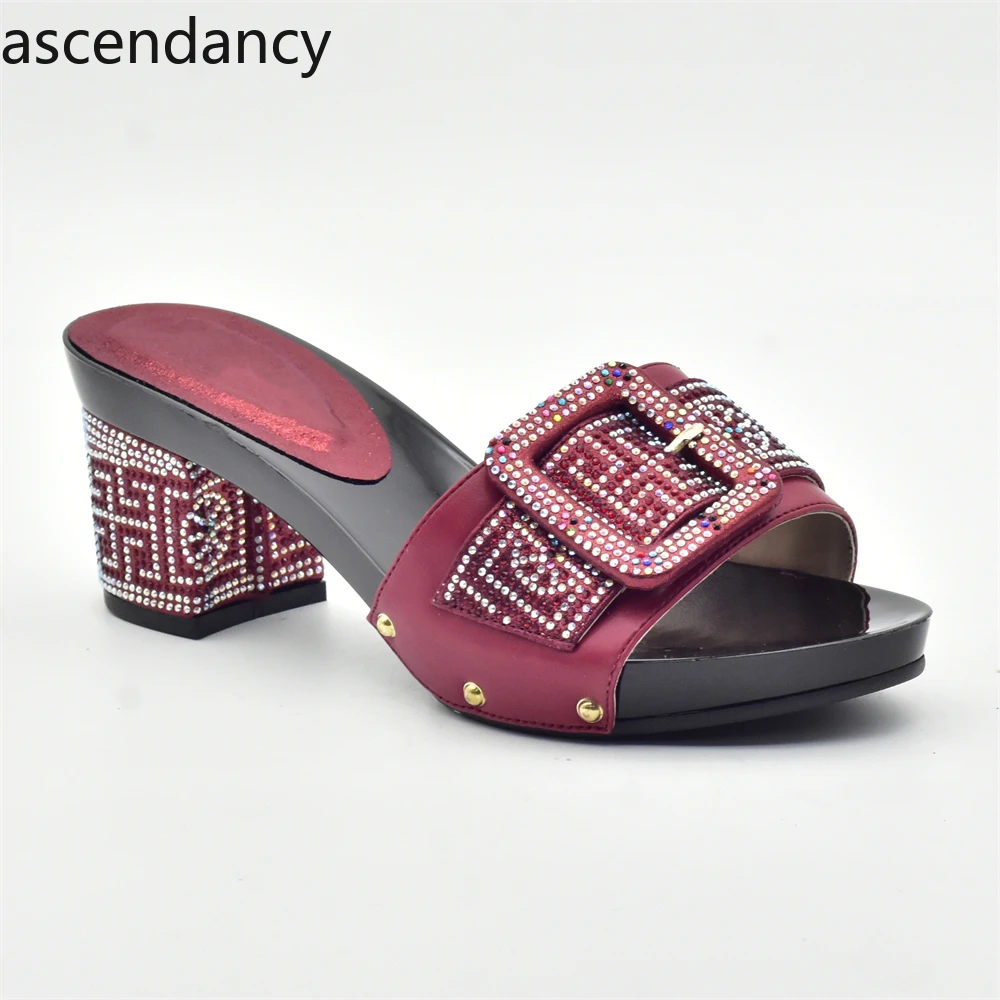 

Женские туфли-слипоны с кристаллами на низком каблуке