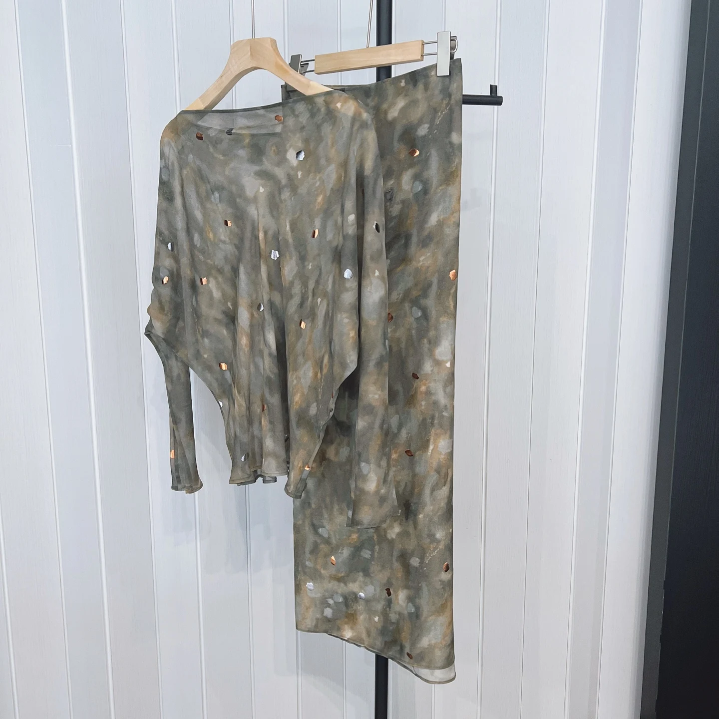 Ensemble jupe mi-longue haut de gamme avec estampage à chaud, ensemble deux pièces à manches chauve-souris pour femmes, ensemble décontracté, élégant et tendance. 1