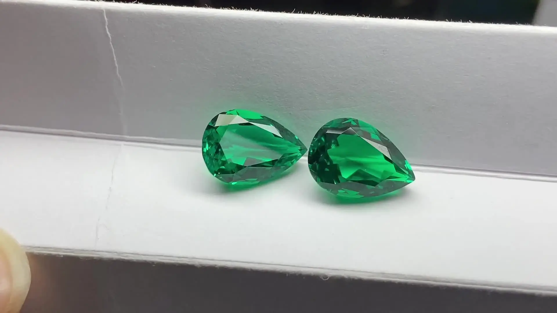 Diamante Verde Colombiano Lab-Creado, Corte Pear, 10x14mm, 4.7ct, Inclusión  de Verde Columbia Hidrotermal, image size:1920x1080