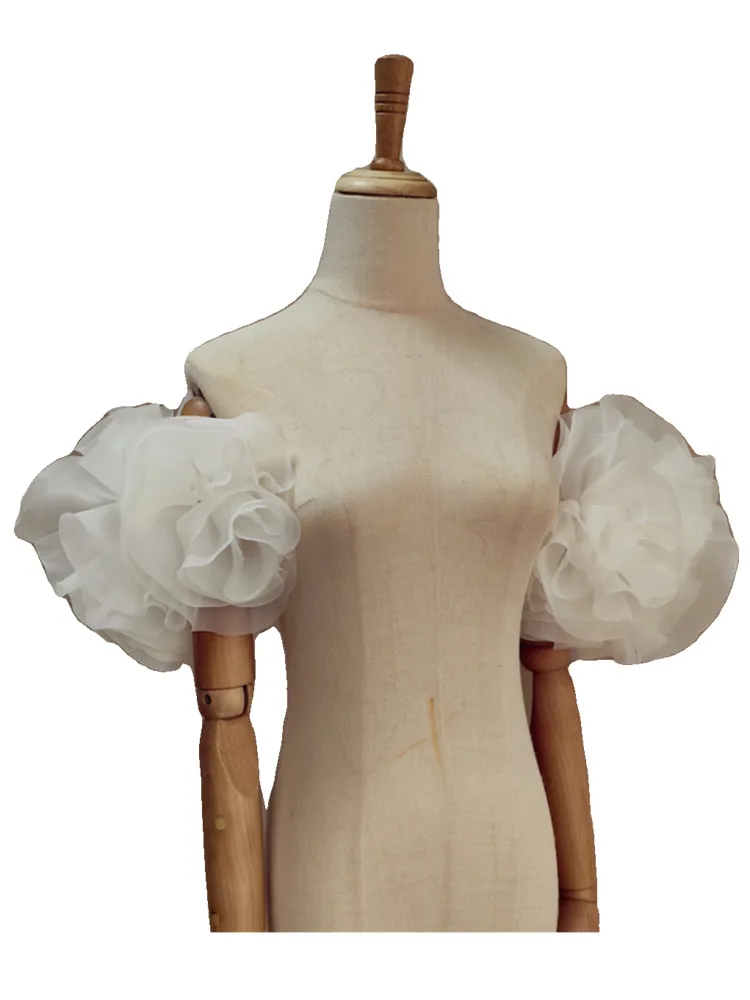 Рисунок 5 - Женские короткие перчатки с пышными рукавами DEAT