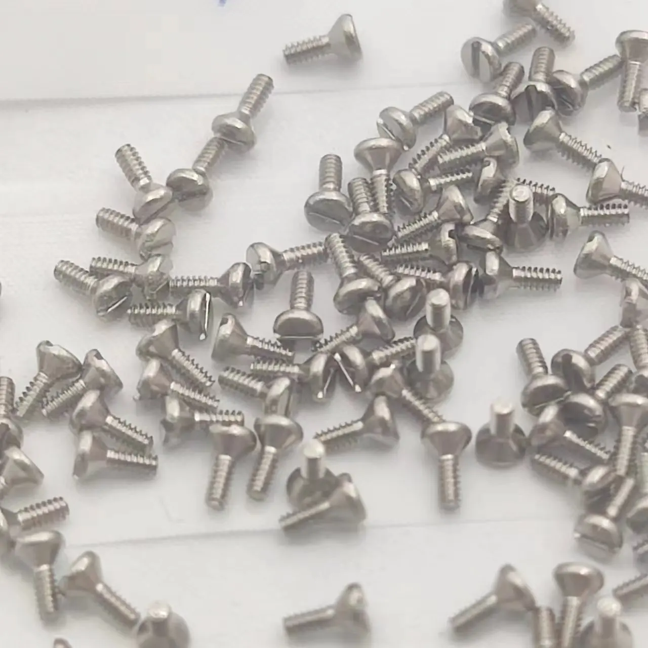 

100pcs Watch accessories brand new original 8200 movement screw lock lettered foot screw lettered dial screw