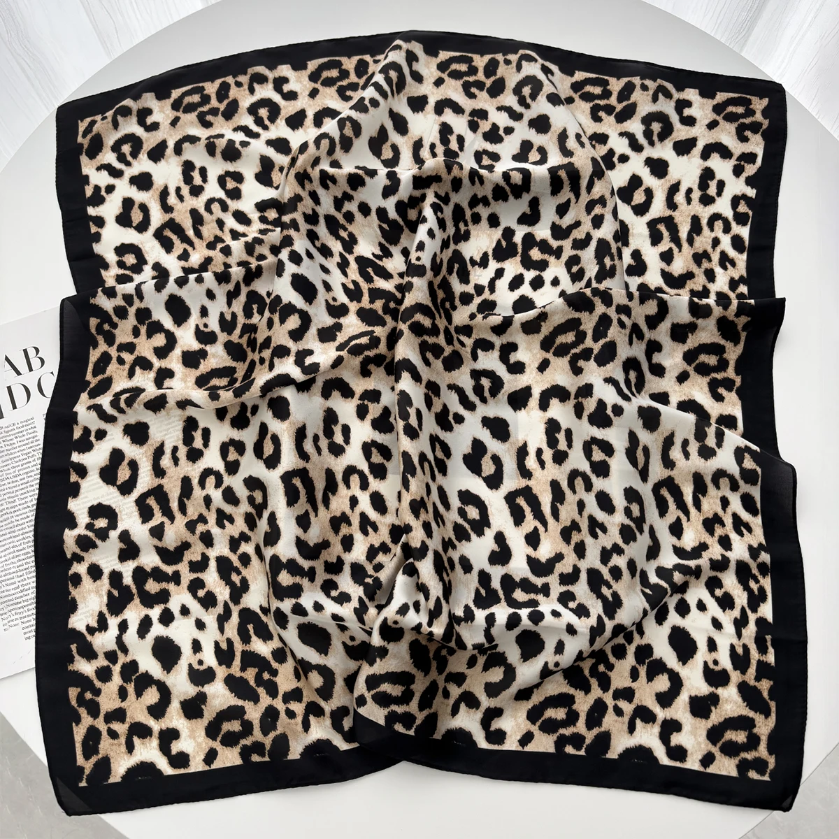 1pc Luxus Marke Leopard Print Bandana Quadrat Schal frauen Imitation Seide Schal Casual Vielseitig Dekoration Kleine Neck Schal – Detail 12