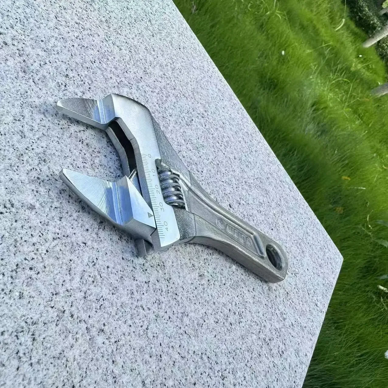 Ultradünner, verstellbarer Schraubenschlüssel mit großer Öffnung, kurzer Griff, Mini-Affenschlüssel, Laserskala, gummibeschichteter Schlüssel für Badezimmer-Werkzeug – Detail 4
