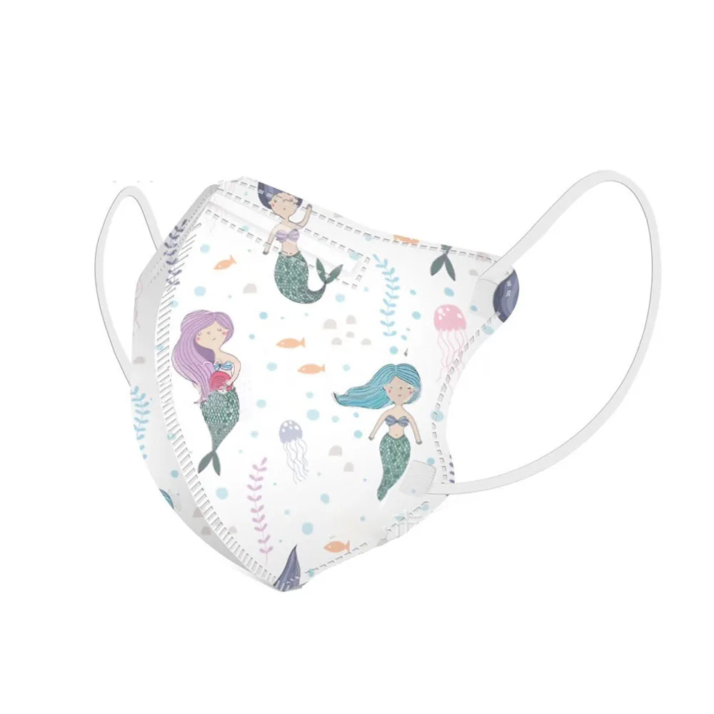 Gros plan sur un masque réutilisable en tissu avec motif géométrique, montrant les coutures et la texture, protection durable et confortable.