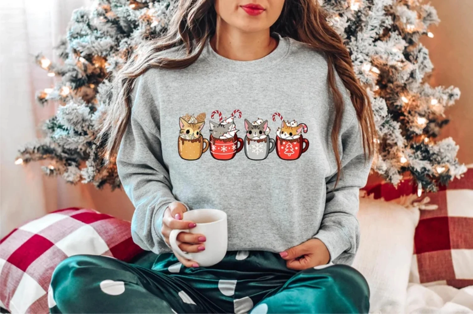 Christmas Cats And Coffee Sweatshirt Kitten Funny Cute Cat Lover Tee Kawaii Coquette Trendy Crewneck Clothes Women Winter