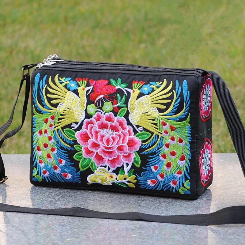 2023 New Embroidered Flowers Messenger Bag Women Bag Canvas Mom Crossbody Bags Small Bag Mobile Phone Bag Coin Purse
