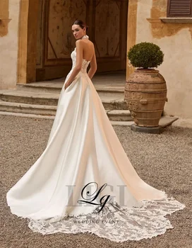 Abito da sposa LIGI elegante in raso avorio senza maniche con scollo all'americana e fiori 3D, personalizzabile, linea ad A, lunghezza a terra, con strascico in pizzo