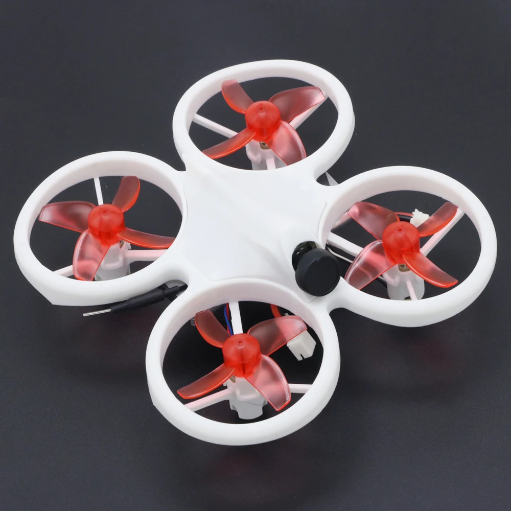 Drone EMAX EZ Pilot en vol en extérieur, avec caméra FPV intégrée