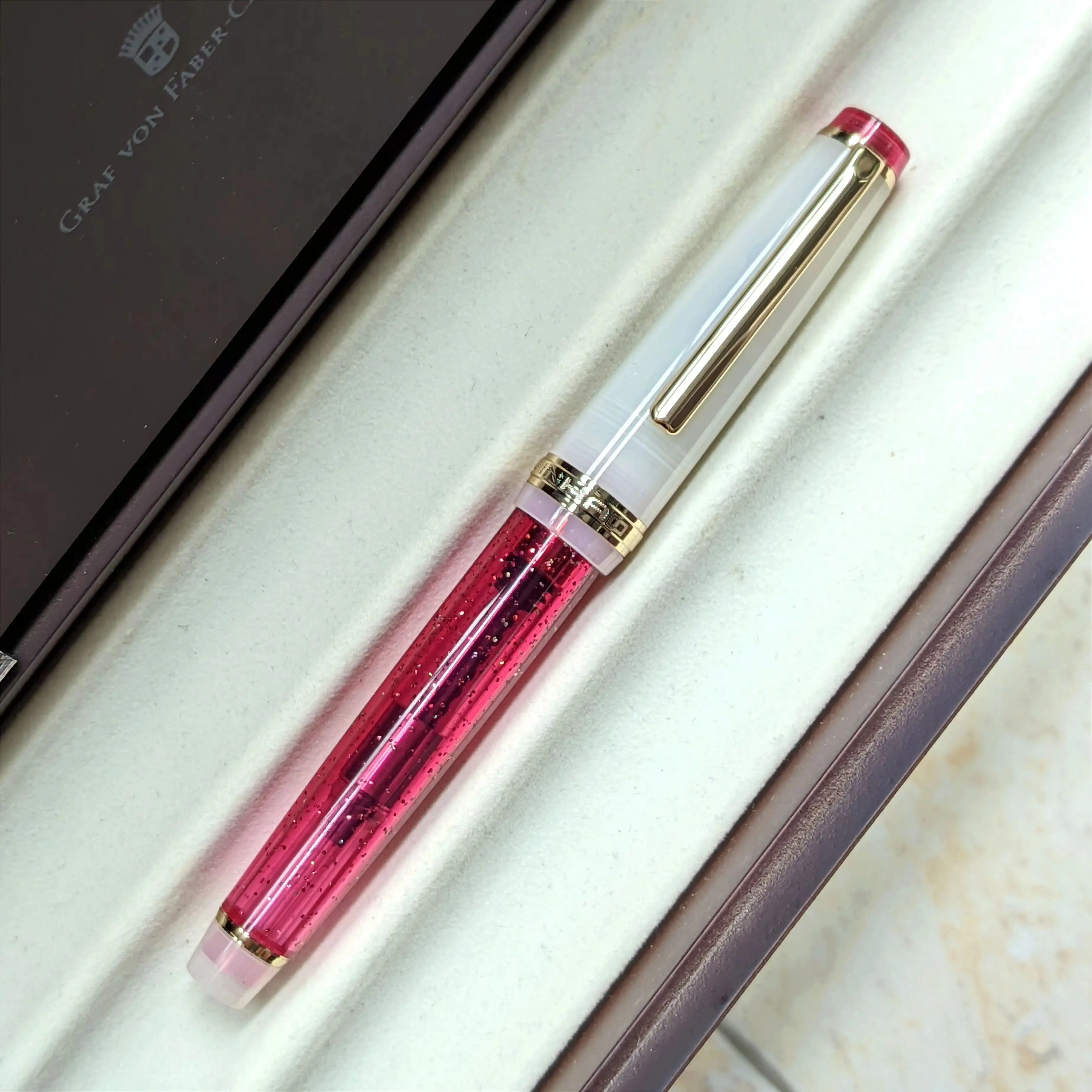Jinhao Classic Vulpen Pauw Blauw Celluloid, Extra Fijne Penpunt met Conveter en Pen Case Set