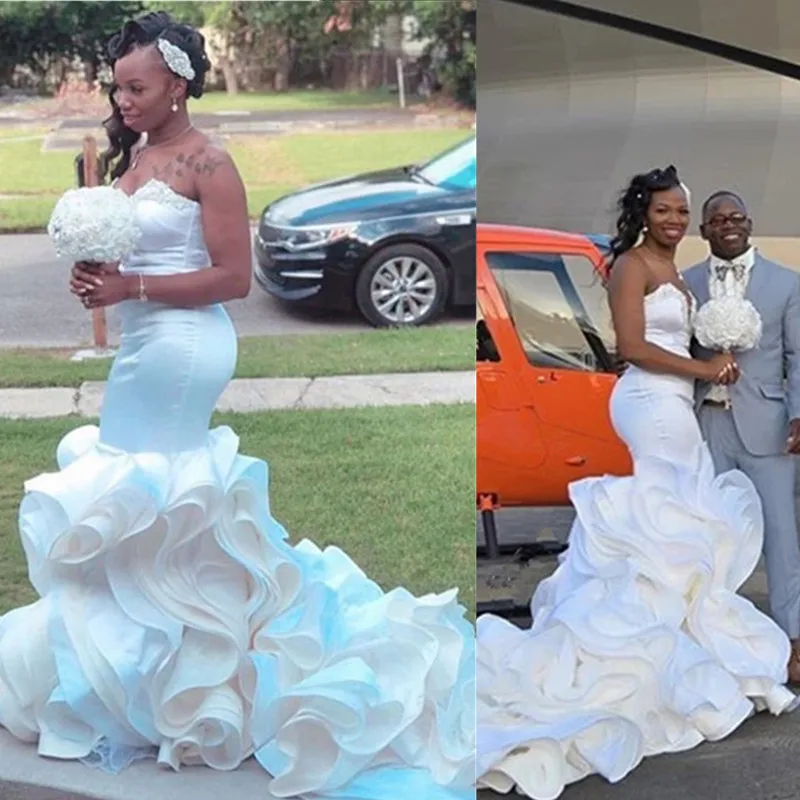 

Женское атласное свадебное платье со шлейфом и оборками