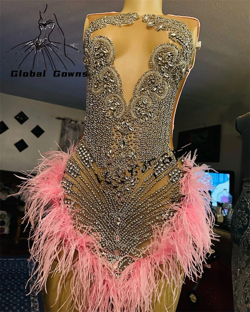 

Pink Sheer O Neck Short Prom Dress Black Girls For 2024 Crystal Beaded Birthday Party Gown Feathers Mermaid Mini Abiti Cocktail