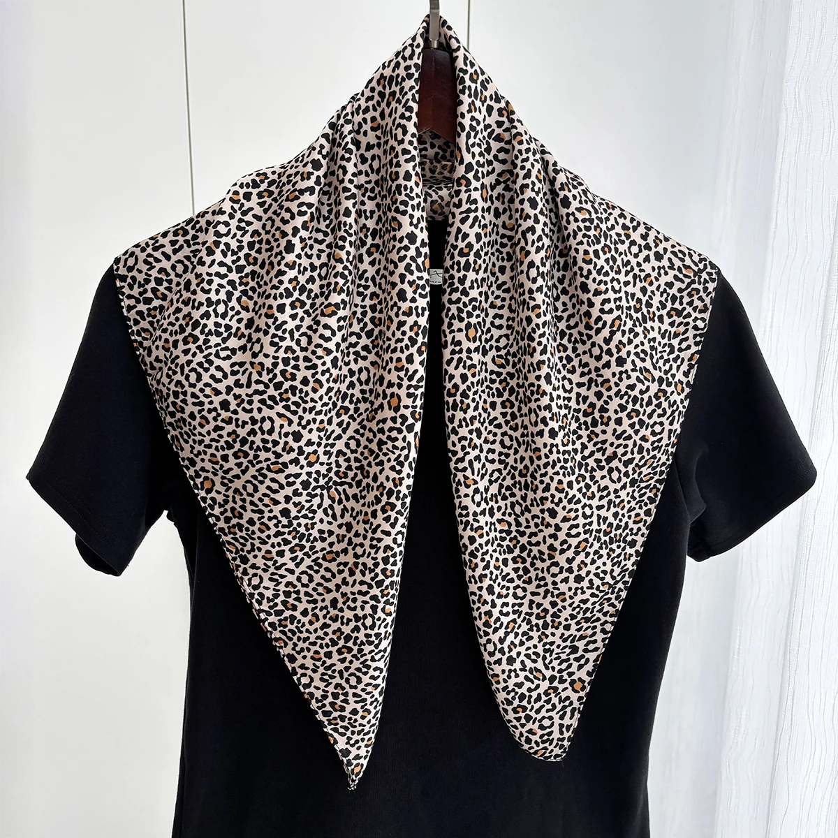 1pc Luxus Marke Leopard Print Bandana Quadrat Schal frauen Imitation Seide Schal Casual Vielseitig Dekoration Kleine Neck Schal – Detail 28