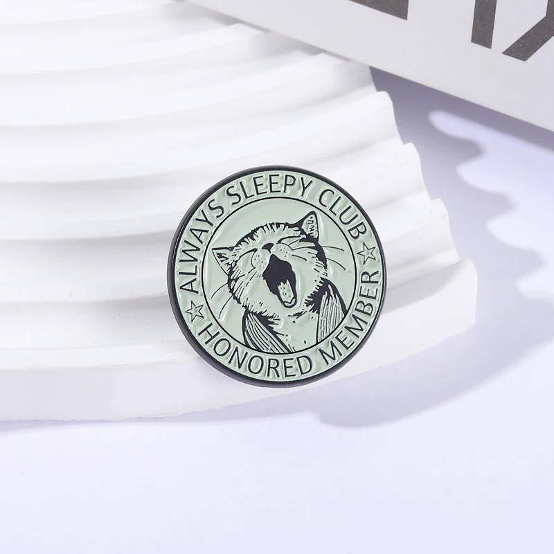 Always Sleepy Club Honored Member Brosche Emaille Pins Niedliche müde schläfrige Katze Broschen Revers Abzeichen Rucksack Schmuck Freunde Geschenke – Detail 5