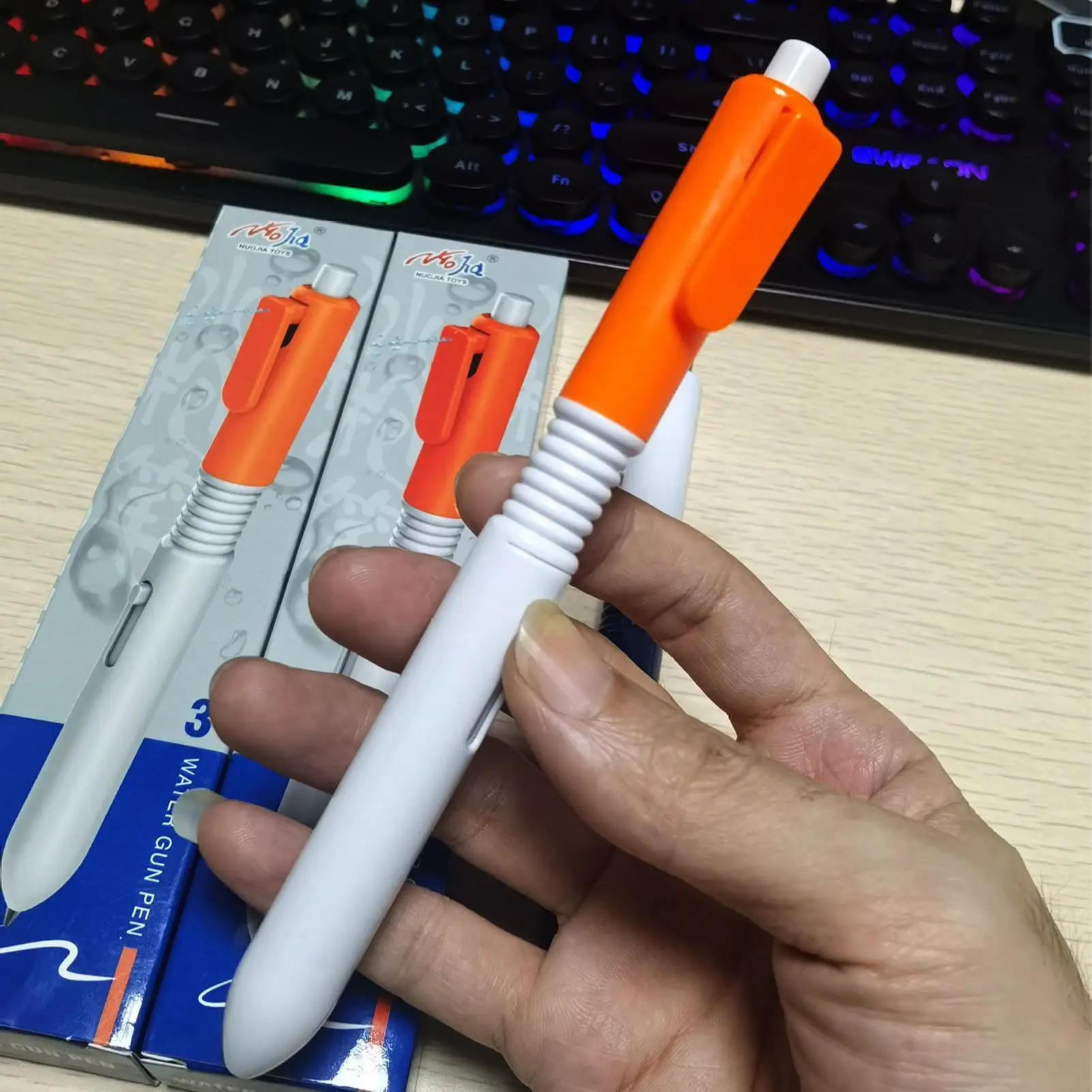 Von der Eltern zugelassener Wasserspielzeugstift, Wassersprühstift, Geschenk für den Schulanfang, 2, 1, lustiger Streich, einziehbares Spielzeug, Stressabbau, Kinderstift – Detail 2