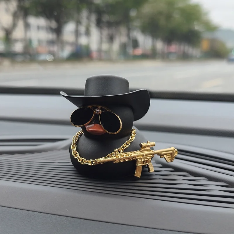 Cowboyhut-Enten, trendige Auto-Armaturenbrett-Dekoration, Gummi-Ente, Büro-Auto-Dekoration, Ornament, schwarze Ente mit Sonnenbrille, Halskette – Detail 5