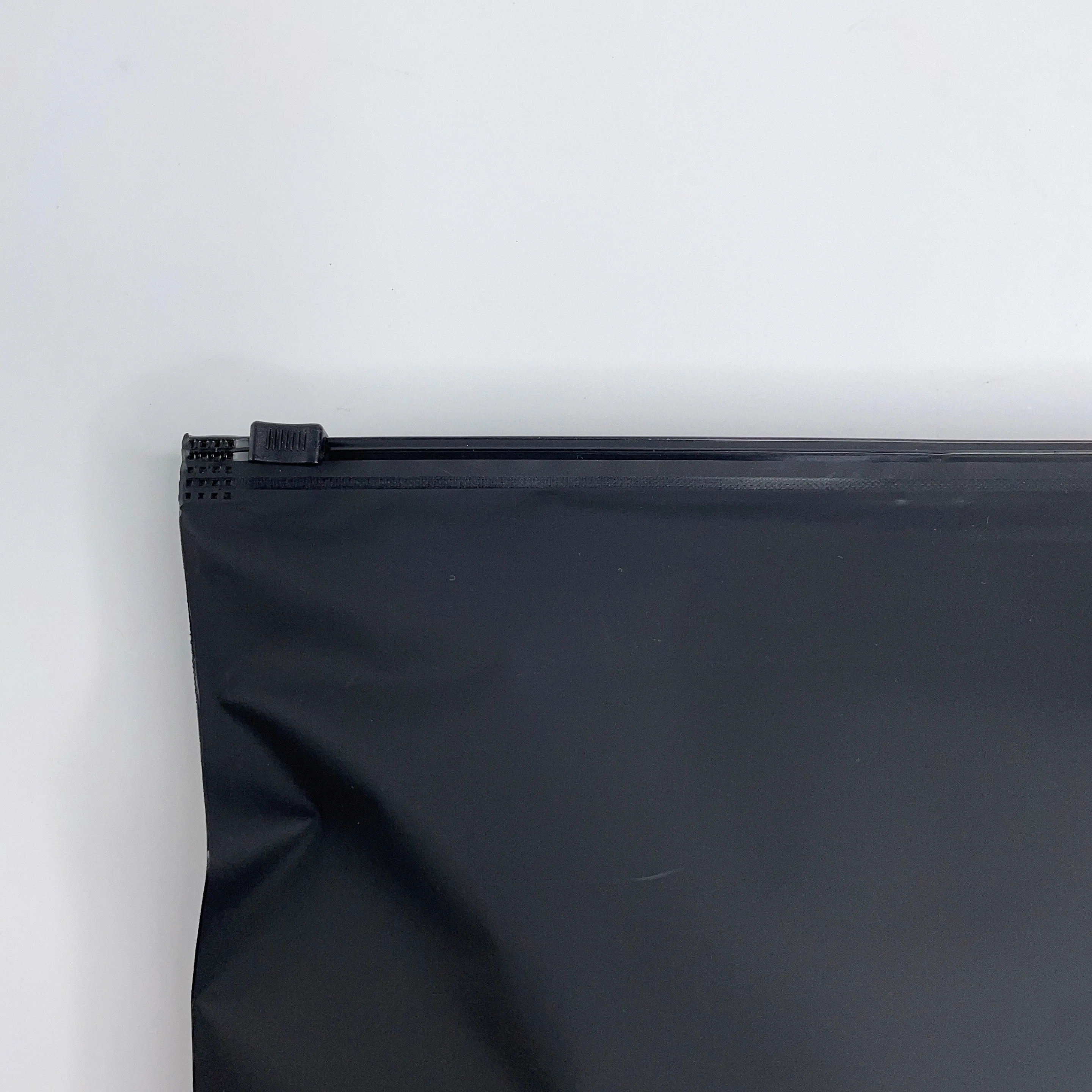 Mattschwarz gefrostete Reißverschlusstasche, individueller Kunststoff-Versand-T-Shirt-Druckverschluss, Kleidungsverpackungsbeutel, Kleidersack, 100 Stück – Detail 8