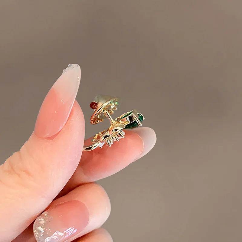 Elegant Green Clover Brooch - Refined Niche Design