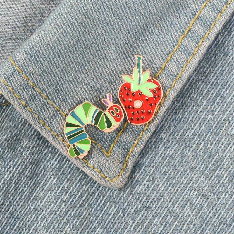 

Creative and Cute Caterpillar Strawberry Brooch Creative Cartoon Small Jewelry Metal Badge Student Backpack Pin Gift Wholesale