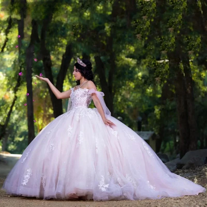 

Light Pink Off The Shoulder Ribbons Quinceanera Dresses Ball Gown Floral Appliques Lace Corset Vestidos De 15 Años