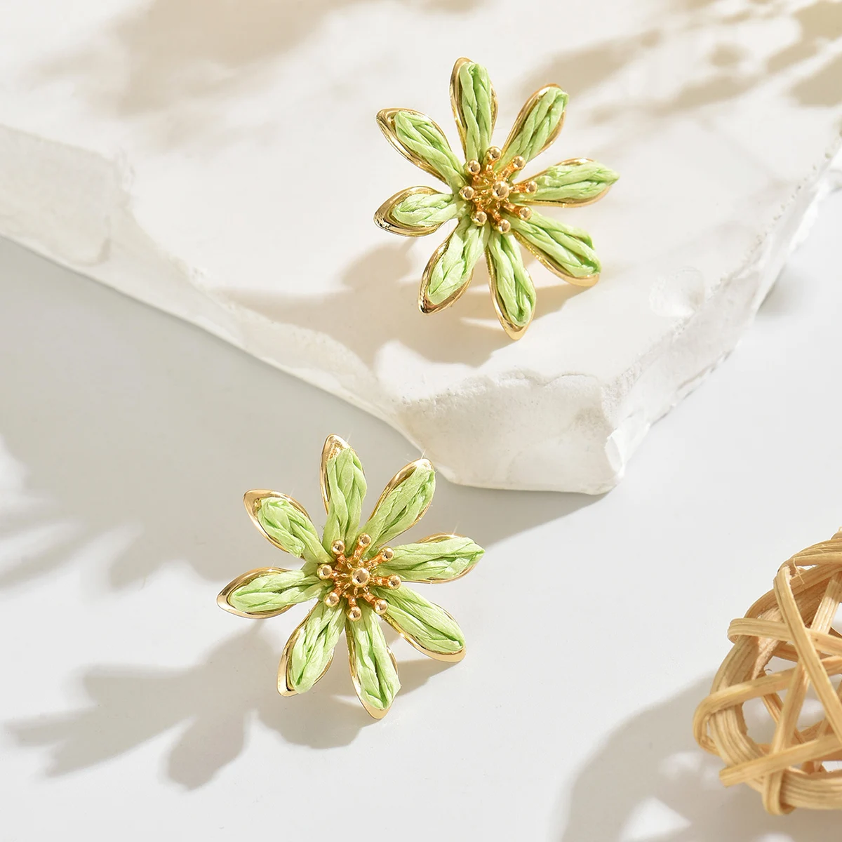 Bohemia Trendy Sweet Daisy Flower Rattan Knit Stud Earrings for Women Handmade Colorful Raffia Flowers Earrings Summer Jewelry