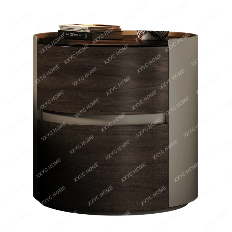 

Прикроватный столик с круглой черной каменной тарелкой, маленький деревянный прикроватный шкаф для спальни в маленькой квартире