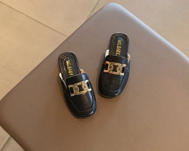 الأطفال الصنادل للفتيات 2024 صيف جديد الفتيات مغطاة أصابع شبشب جلدي مسطح عادية كسول المعادن الكورية الاطفال موضة الشقق