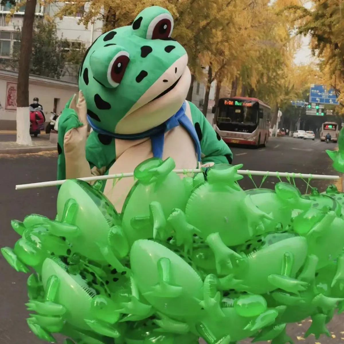 

Luminous Inflatable Frog PVC Children's Toy Large Elastic Rope Frog Balloon