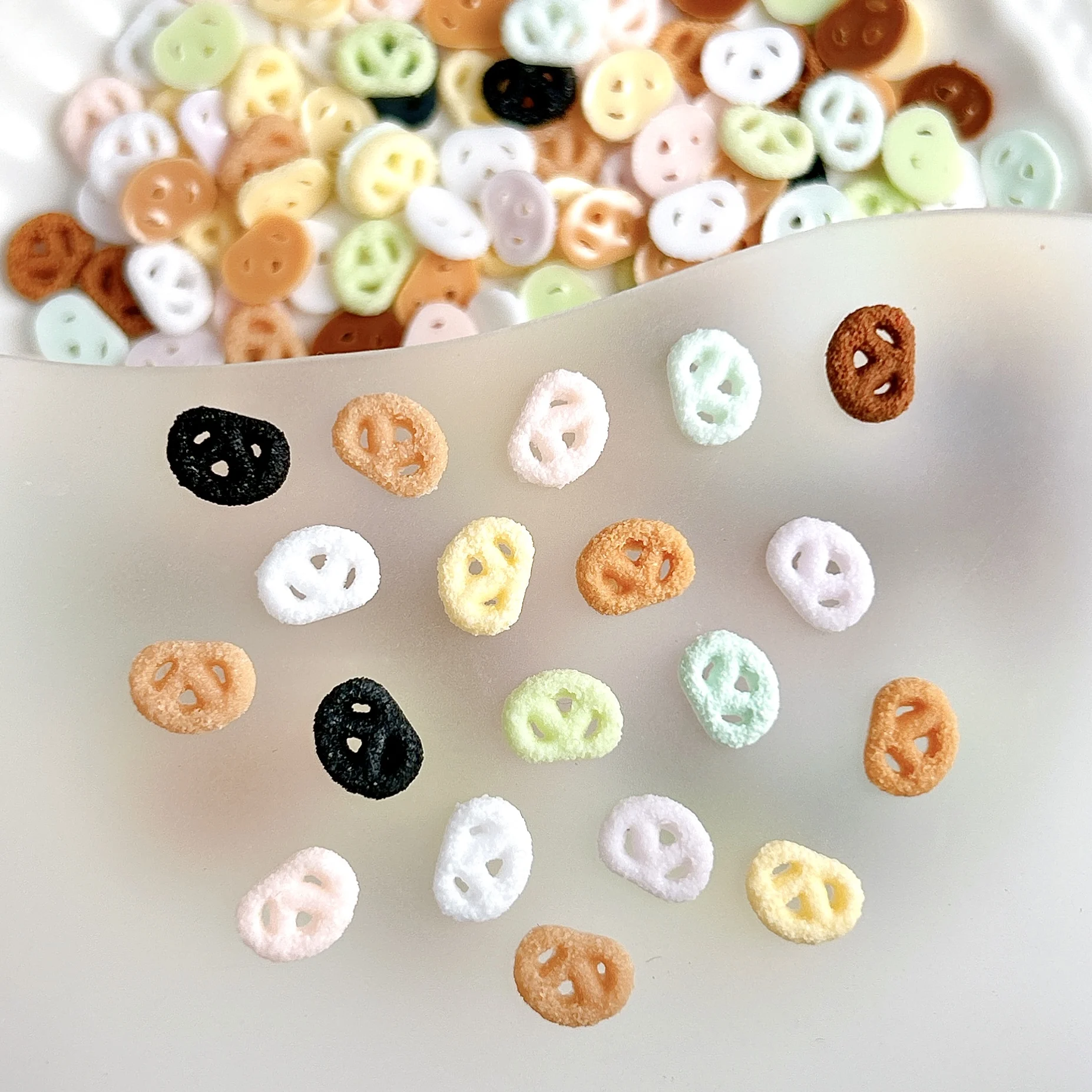 30PCS 시뮬레이션 된 귀여운 미니 주름진 쿠키 네일 매력 3D 수지 Kawaii 빛나는 비스킷 네일 아트 부품 매니큐어 DIY 용품