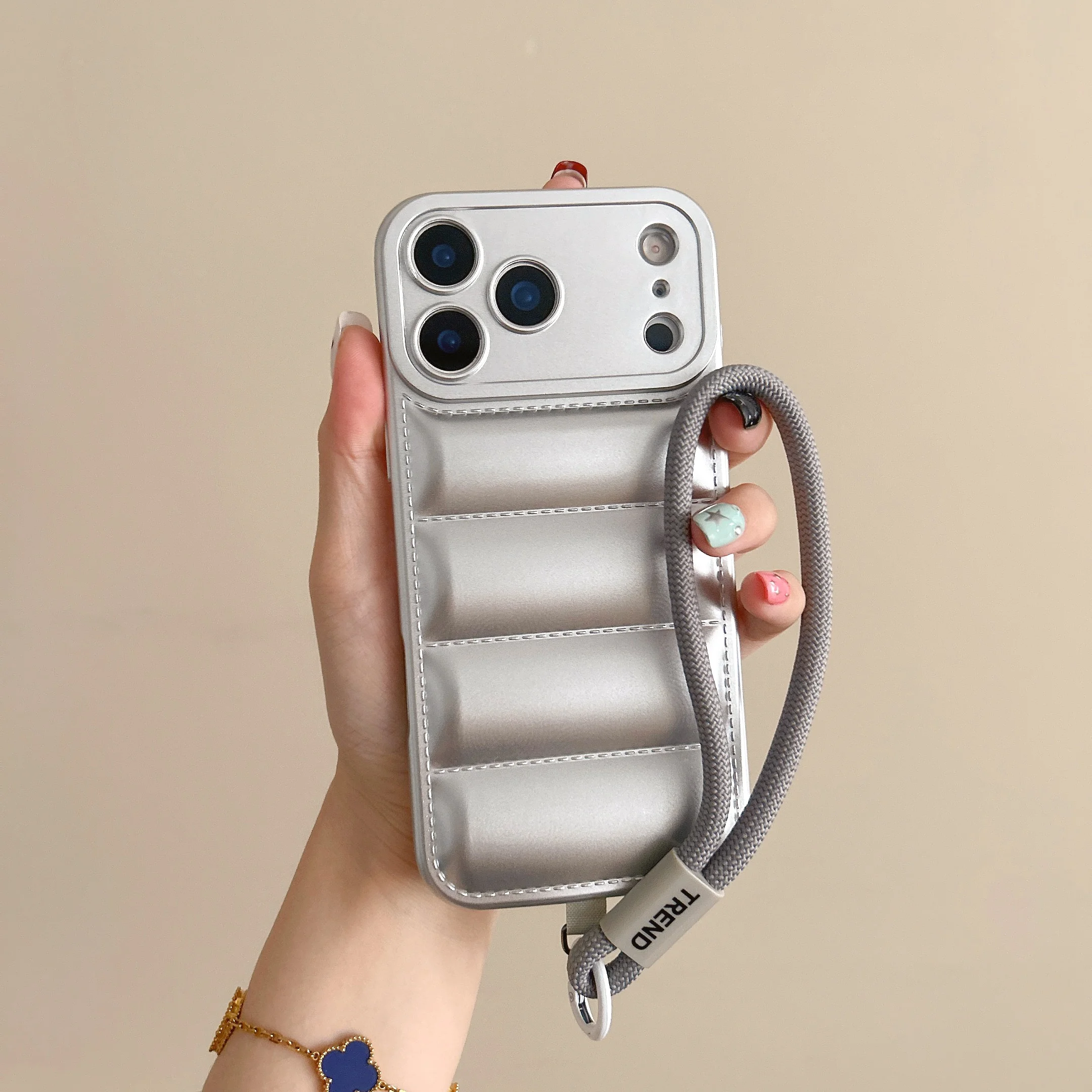 ตัวเลือกสินค้า เคสแข็งกันกระแทก iPhone รุ่นใหม่ ดีไซน์หรูหรา