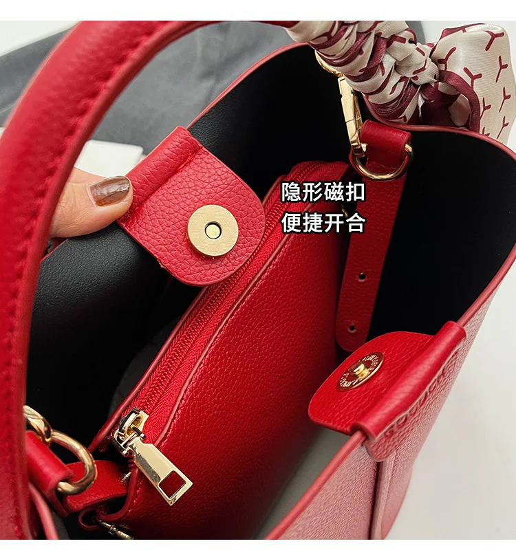 2026 Heiß begehrte, schlichte, hochwertige Damen-Umhängetasche in Rot aus PU-Material – vielseitige Bucket Bag als modische Handtasche für den Arbeitsweg – Detail 4