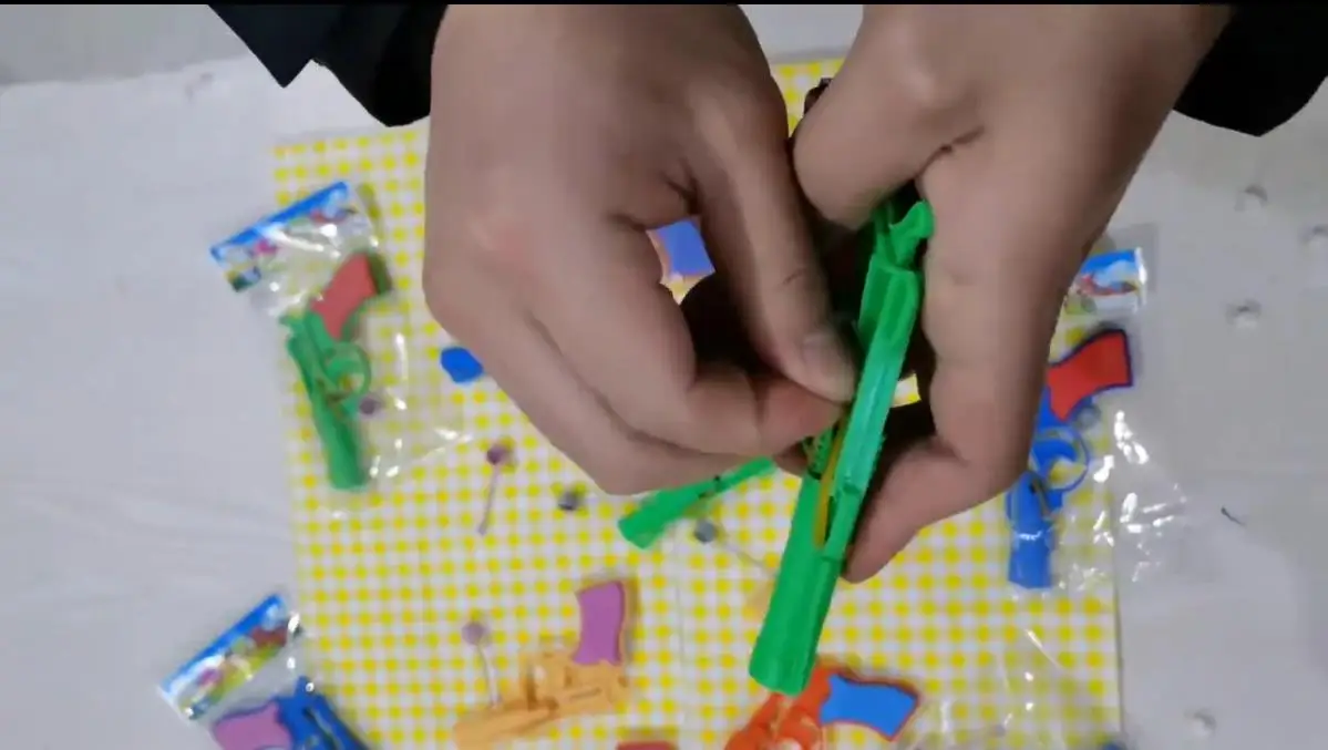 1 PCS 2023 Novelty Rubber Band Hand Pull Dong Dong Punch Empty Gun Childhood Memory Nostalgia Toys Gifts Punch Paper Ball Gun 4