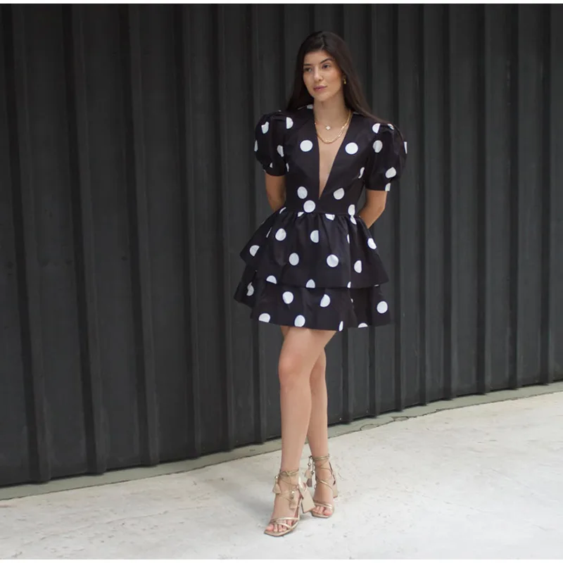 Damen Polka Dot Minikleid mit Puffärmeln, tiefem V-Ausschnitt und Kaskaden-Rüschensaum – Freizeitkleid für Party, Club und Streetwear 2026 – Detail 7