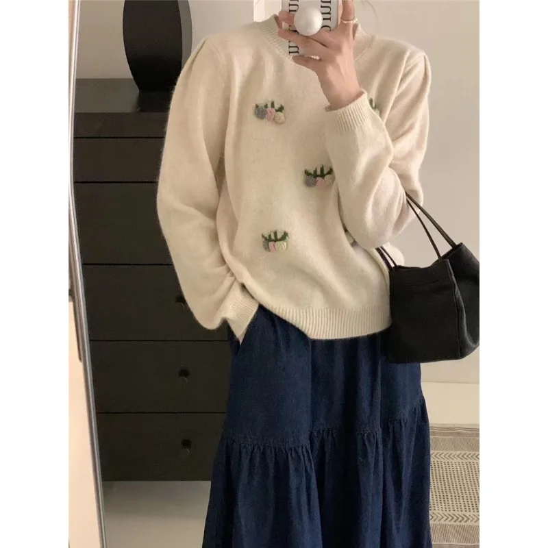 

Three-dimensional flower ball round neck sweater women's autumn new sweet age-reducing bottoming sweater top