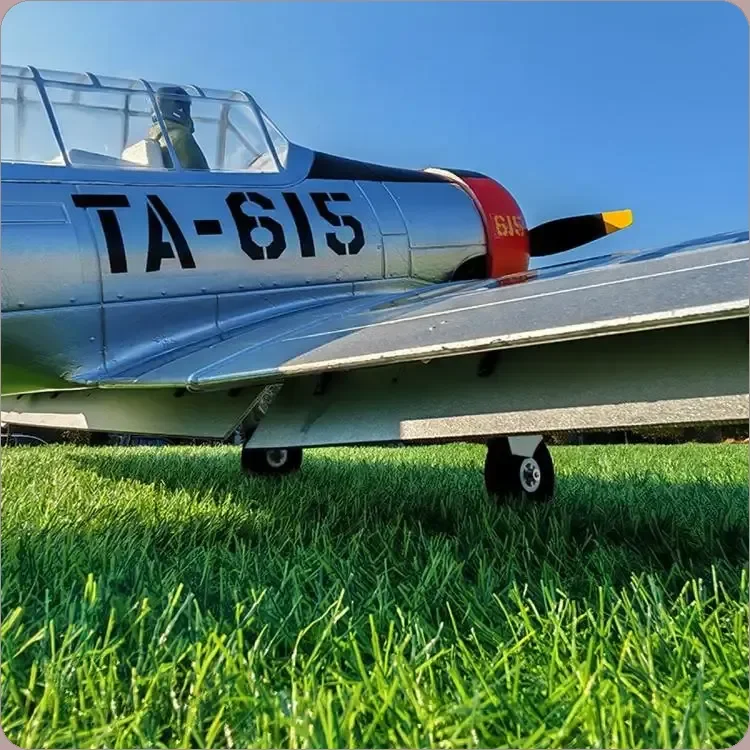 Planeur RC en plein vol dans le ciel bleu, montrant sa stabilité - Achetez un Planeur RC Performant pour expert.