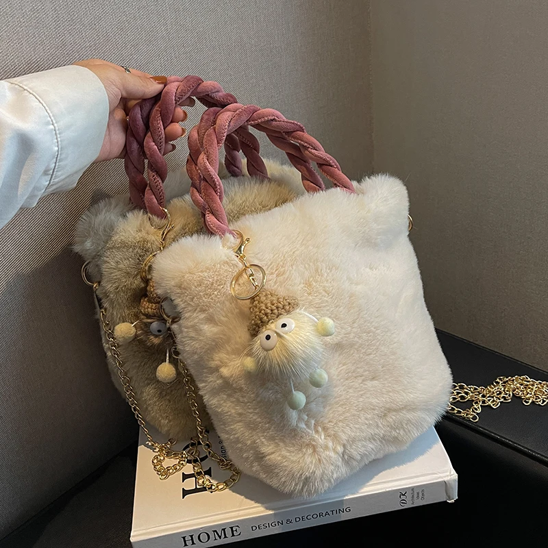 

Женская осенне-зимняя плюшевая сумка, новинка 2023, популярная сумка-мессенджер на цепочке, сумка, плюшевая сумка-мешок, кошелек