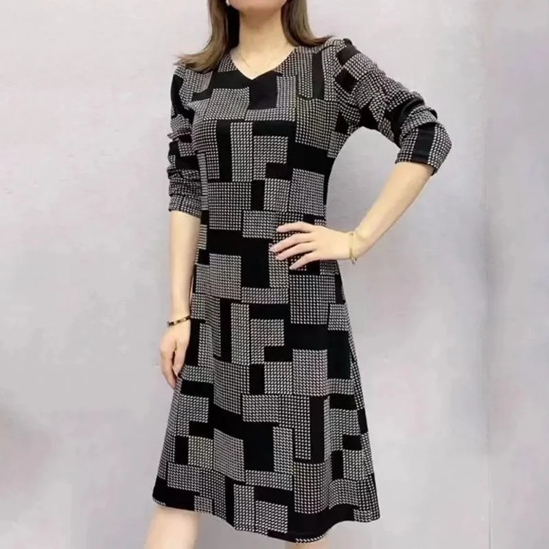 

Autumn New Women's Fashion V-neck Printed Long Sleeved Dress Spring Leisure Commuting Comfortable and Versatile Long Skirt