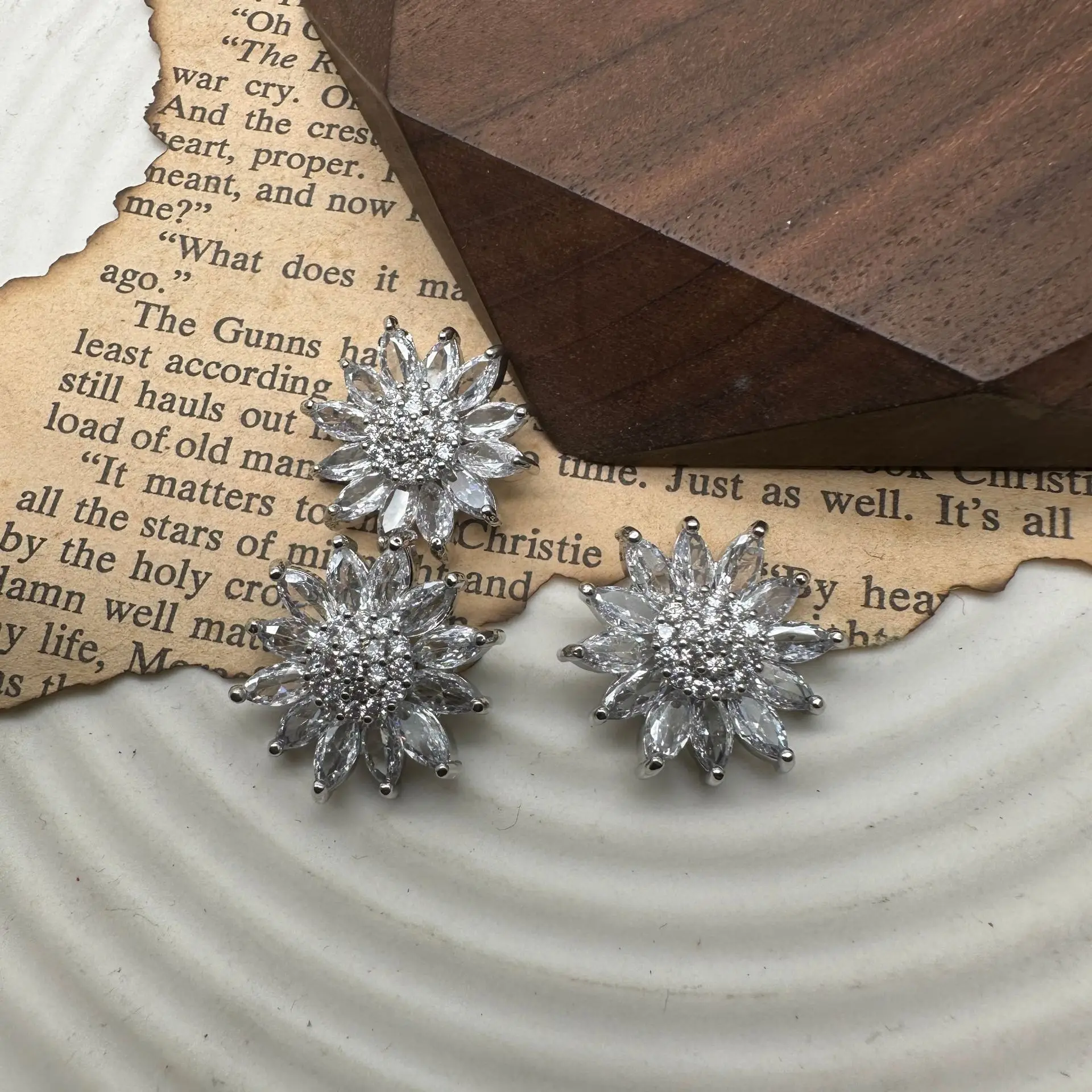 5pc/lot Luxury crystal floral buttons Cubic zirconia button for shirt Decorative CZ sewing buttons for cashmere Knit cardigan 4