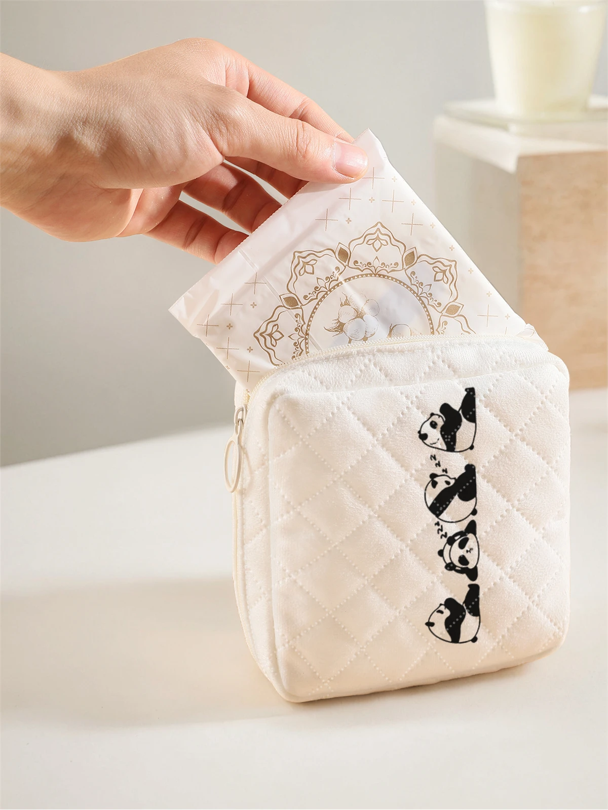 1 portable sanitary napkin storage bag, made of seaweed turtle pattern and diamond mesh material, lightweight women's tissue bag