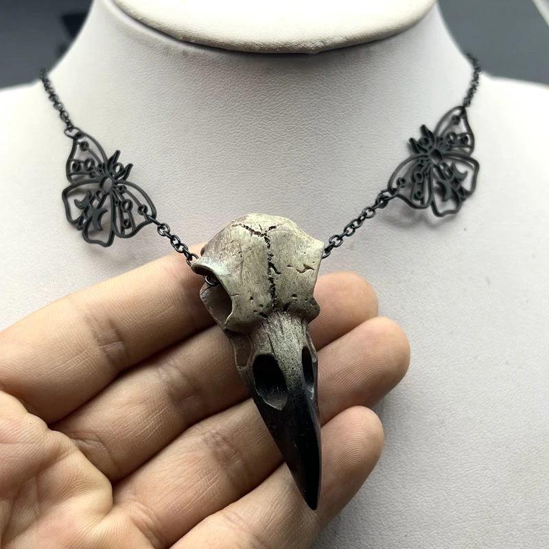 Moth Black Butterfly Raven Skull Collana Falena Bird Skull Collana Crescent Magical Skull Jewelry Witch Pagan Wiccan Pendant