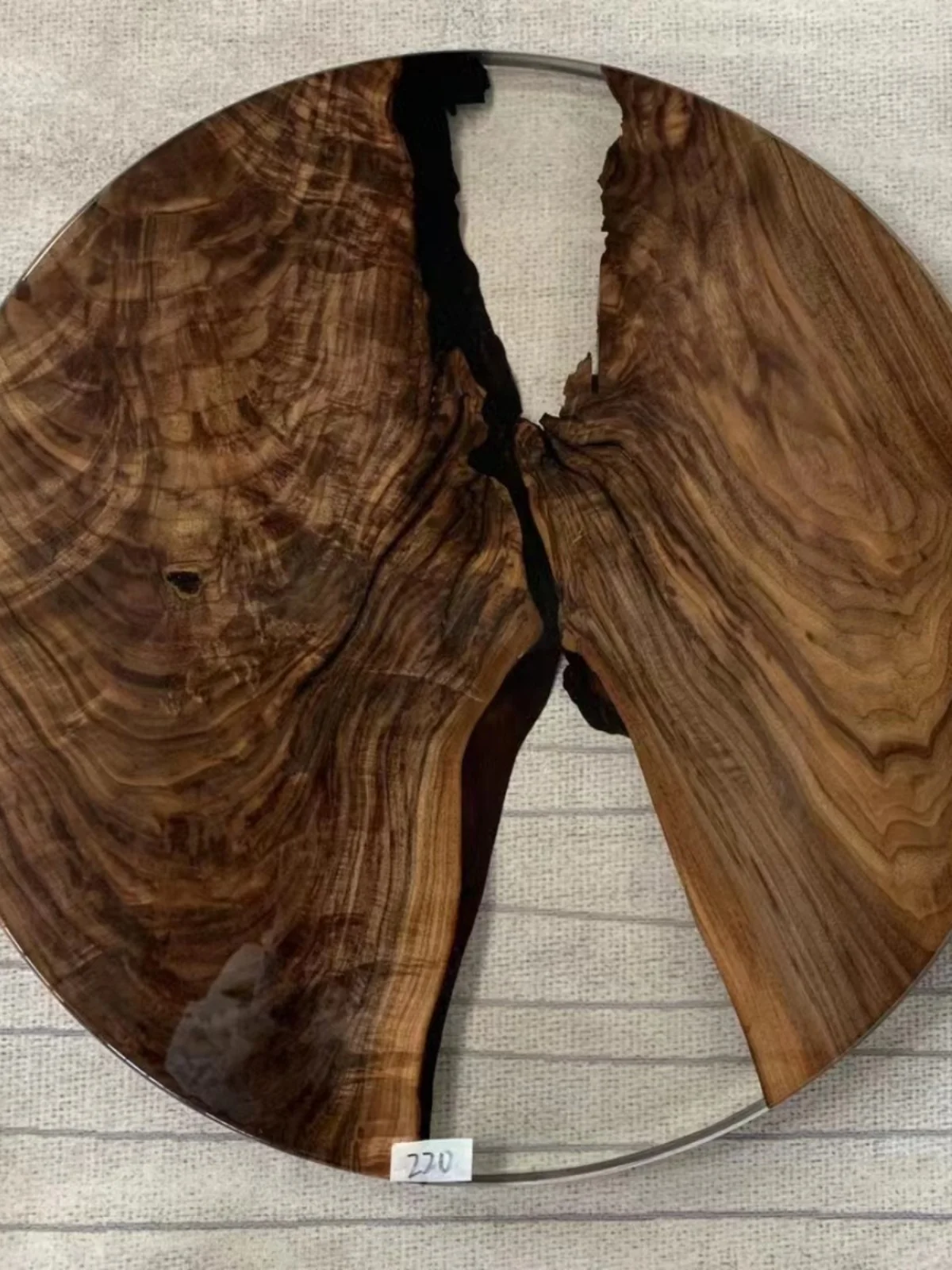 

North American black walnut resin river table coffee table A few small tea tables beside the sofa Modern minimalist