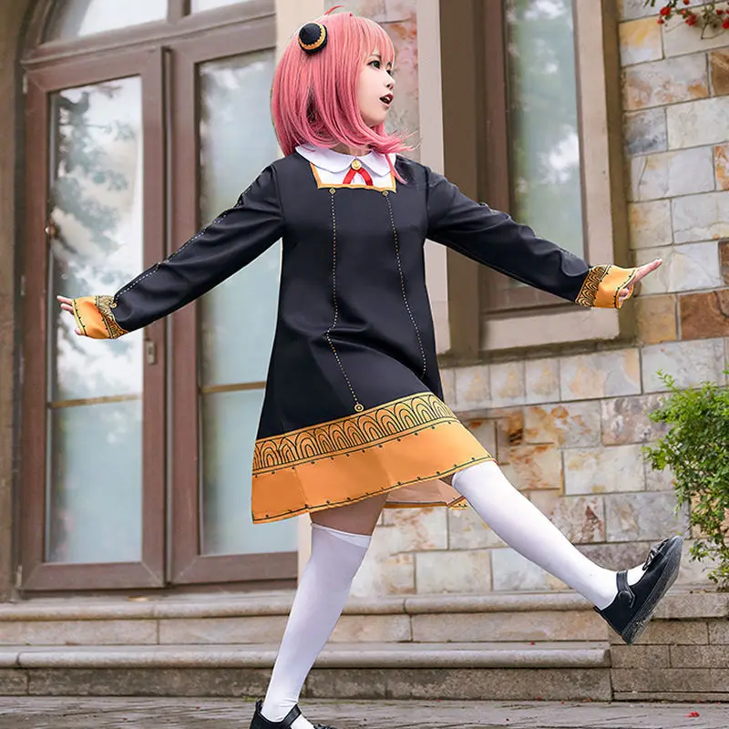 Photo d'une fille en cosplay Anya Forger avec son costume