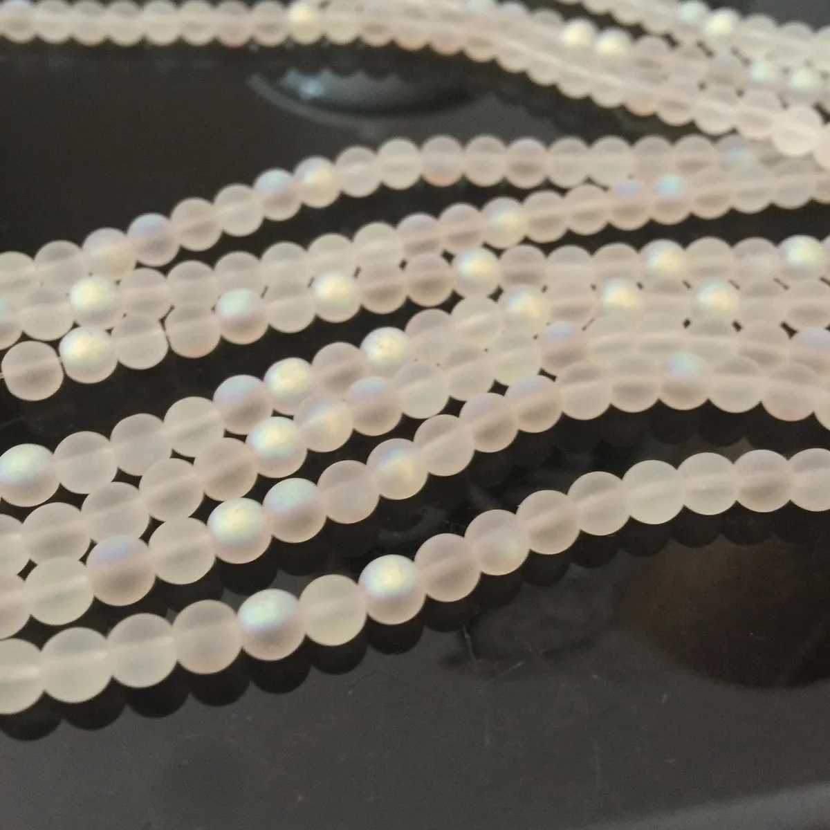 Рисунок 3 - Круглые матовые цветные бусины в виде полумесяца