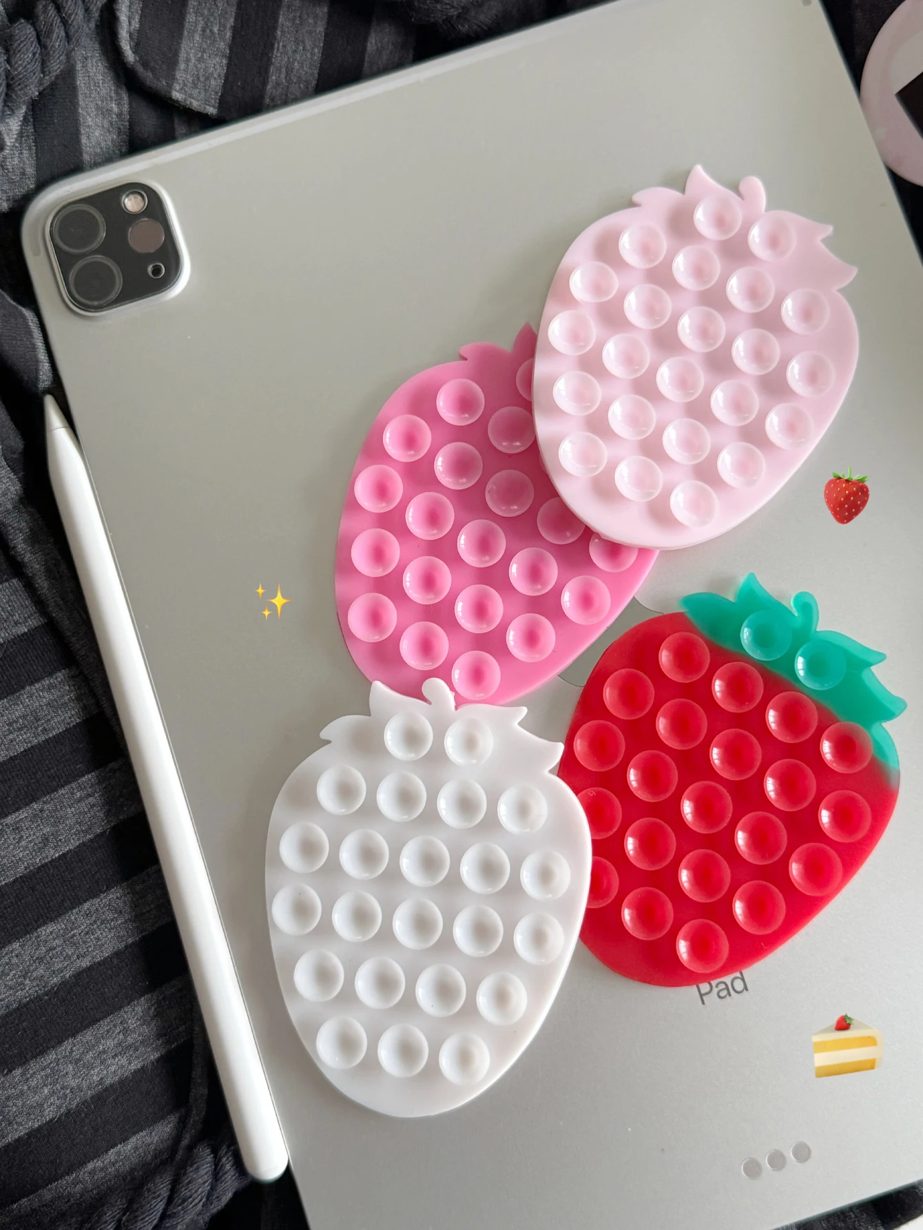 1 simpatico adesivo per telefono a forma di fragola, a doppia faccia, da 23 pezzi, ispessito e antiscivolo, power bank, adesivo per la parte posteriore della custodia del telefono, ventosa in silicone - specifico per selfie e riprese video, forte presa, adatto alla maggior parte dei telefoni - supporto in silicone resistente con superficie liscia e adesiva, adatto per attaccare al vetro dell'auto, per l'uso sotto la doccia, strumento ideale per la registrazione video e la fotografia, accessorio per telefono, ottima idea regalo per ragazze! - immagine 4