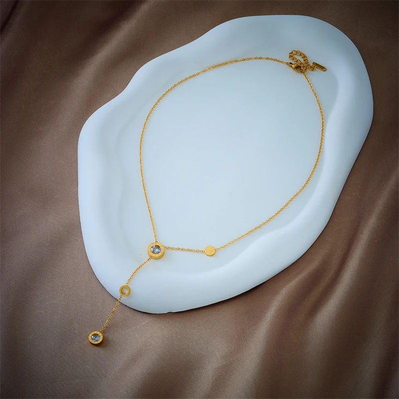 un collier doré posé dans une assiette 