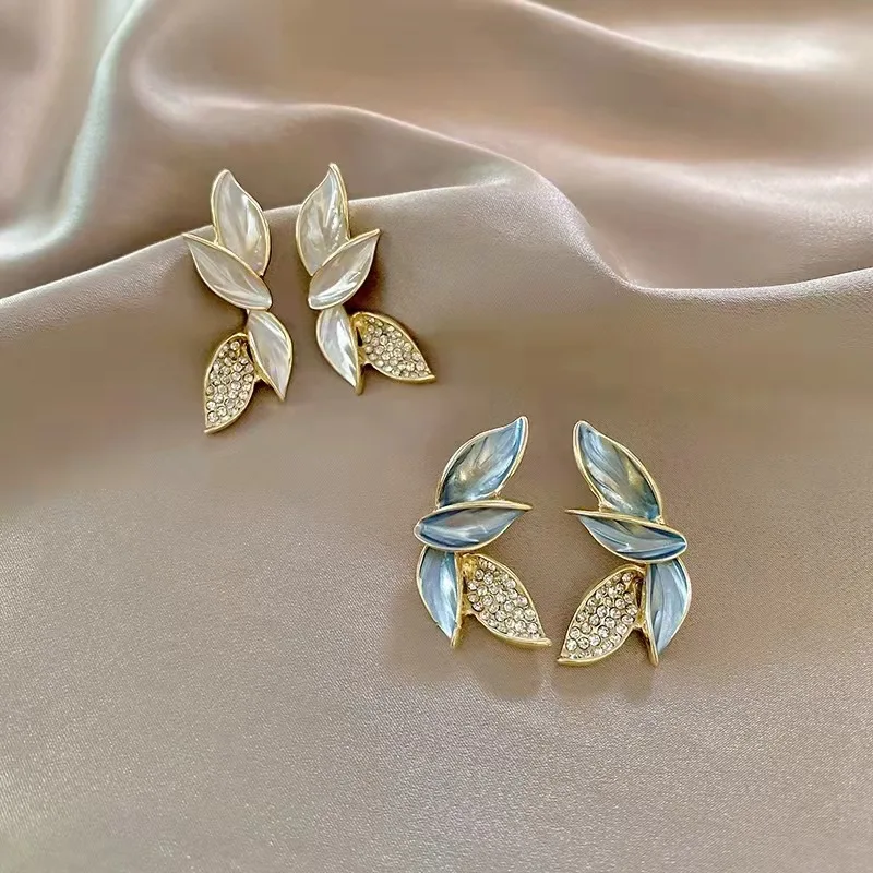 Super fairy-like temperament, versatile leaf stud earrings, long lady-style light luxury earrings adorned with sparkling rhinestones shaped like leaves