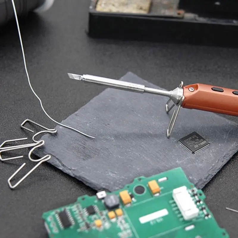 Support de fer à souder M-Stand pour TS100 DIYWORK, angle montrant le porte-fer et les coussinets de nettoyage.